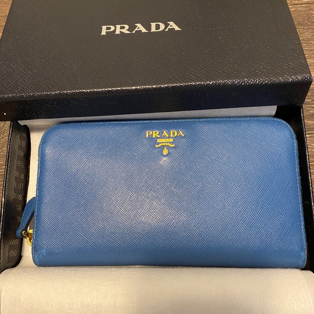 Prada saffiano wallet